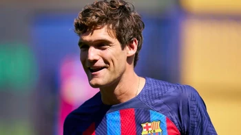 Marcos Alonso renueva con el Barcelona hasta 2024 Marcos Alonso renueva con el Barcelona hasta 2024