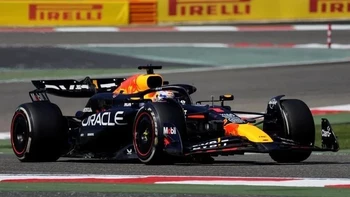 Verstappen rugió en Singapur: el campeón vuelve a dominar en los libres Verstappen rugió en Singapur: el campeón vuelve a dominar en los libres