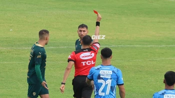 Lluvia, barro y rojas: el caótico partido entre Blooming y Bolívar Lluvia, barro y rojas: el caótico partido entre Blooming y Bolívar