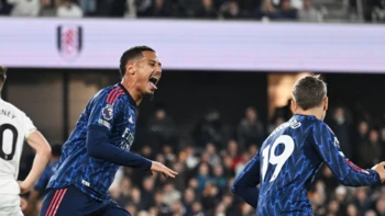 Arsenal gana por la mínima y mantiene el liderato de la Premier League Arsenal gana por la mínima y mantiene el liderato de la Premier League