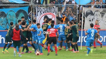 Tensión y polémica tras el Blooming - Bolívar: denuncian agresión en vestuarios Tensión y polémica tras el Blooming - Bolívar: denuncian agresión en vestuarios
