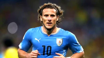 Diego Forlán es internado tras fracturarse tres costillas en un partido de fútbol Diego Forlán es internado tras fracturarse tres costillas en un partido de fútbol