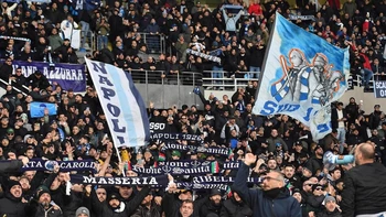 Detienen a más de 230 hinchas del Nápoles en Eindhoven antes del duelo ante el PSV Detienen a más de 230 hinchas del Nápoles en Eindhoven antes del duelo ante el PSV