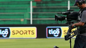 Ocho empresas buscan adjudicarse los derechos de TV del fútbol boliviano Ocho empresas buscan adjudicarse los derechos de TV del fútbol boliviano