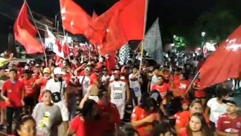 Impresionante banderazo de hinchas de Guabirá antes del duelo por la Sudamericana Impresionante banderazo de hinchas de Guabirá antes del duelo por la Sudamericana