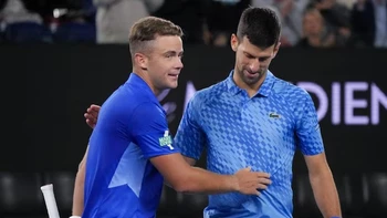 Djokovic pasa con algo de suspenso a tercera ronda de Australia Djokovic pasa con algo de suspenso a tercera ronda de Australia