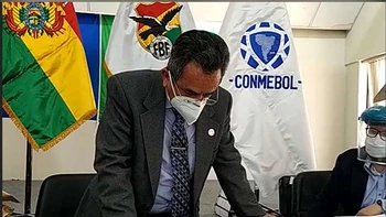 Tres empresas pugnan por adjudicarse los derechos de TV del fútbol boliviano Tres empresas pugnan por adjudicarse los derechos de TV del fútbol boliviano