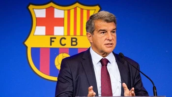 "No solo nos defenderemos, atacaremos", dice Laporta, presidente del Barcelona "No solo nos defenderemos, atacaremos", dice Laporta, presidente del Barcelona