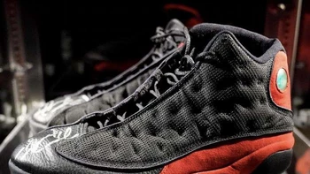 Par de zapatillas de Jordan se vende en subasta por 1,38 millones USD Par de zapatillas de Jordan se vende en subasta por 1,38 millones USD