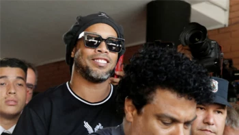Denuncian que Ronaldinho realiza fiestas con modelos en su arresto domiciliario Denuncian que Ronaldinho realiza fiestas con modelos en su arresto domiciliario