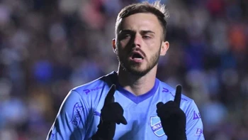 Bolívar goleó (5-1) a Royal Pari, que jugó casi todo el partido con diez jugadores Bolívar goleó (5-1) a Royal Pari, que jugó casi todo el partido con diez jugadores