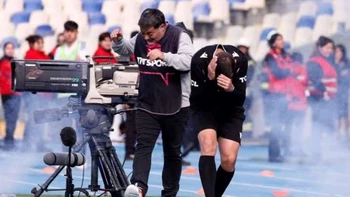 Clásico universitario del fútbol chileno suspendido por disturbios Clásico universitario del fútbol chileno suspendido por disturbios