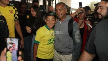 Como un verdadero ídolo; así recibió Santa Cruz a Romario (video) Como un verdadero ídolo; así recibió Santa Cruz a Romario (video)