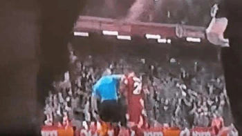 Suspenden un árbitro tras golpear a un jugador del Liverpool Suspenden un árbitro tras golpear a un jugador del Liverpool
