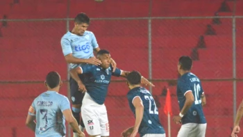 Real Tomayapo vuelve a ganar y frena a Aurora en el IV Centenario de Tarija Real Tomayapo vuelve a ganar y frena a Aurora en el IV Centenario de Tarija