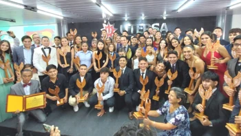 Más de 60 deportistas cruceños recibieron la Victoria Alada de manos de los periodistas deportivos Más de 60 deportistas cruceños recibieron la Victoria Alada de manos de los periodistas deportivos