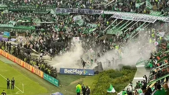 Disturbios en el estadio de Atlético Nacional dejan decenas de heridos Disturbios en el estadio de Atlético Nacional dejan decenas de heridos
