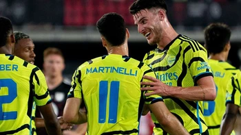 El Arsenal goleó 5-0 a selección de estrellas de la MLS El Arsenal goleó 5-0 a selección de estrellas de la MLS