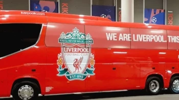 El autobús del Liverpool es alcanzado por un proyectil tras el partido contra el City El autobús del Liverpool es alcanzado por un proyectil tras el partido contra el City