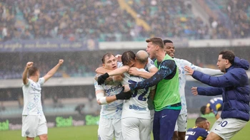 Agonía 'nerazzurra': el Inter gana con un autogol en el 94 Agonía 'nerazzurra': el Inter gana con un autogol en el 94