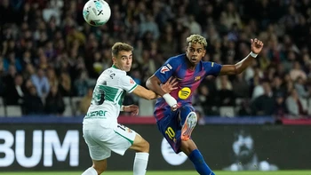 Barcelona recupera la sonrisa y la pegada ante Elche Barcelona recupera la sonrisa y la pegada ante Elche