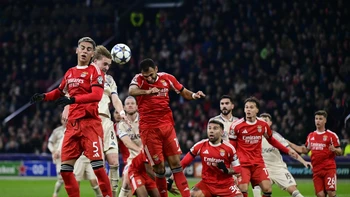 Benfica suma sus primeros puntos con victoria 0-2 sobre Ajax Benfica suma sus primeros puntos con victoria 0-2 sobre Ajax