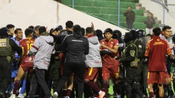 Bochornoso final: Real Oruro y Blooming terminan a los golpes Bochornoso final: Real Oruro y Blooming terminan a los golpes