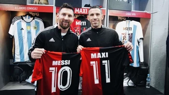 Messi se robó el show en la despedida de Maxi Rodríguez Messi se robó el show en la despedida de Maxi Rodríguez