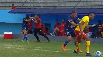 César Farías agredió a dos jugadores rivales en Ecuador (video) César Farías agredió a dos jugadores rivales en Ecuador (video)