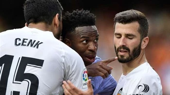 El racismo vuelve a ensuciar el fútbol español El racismo vuelve a ensuciar el fútbol español