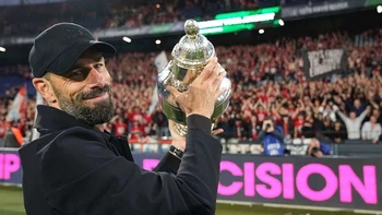 Van Nistelrooy deja de ser entrenador del PSV Eindhoven Van Nistelrooy deja de ser entrenador del PSV Eindhoven