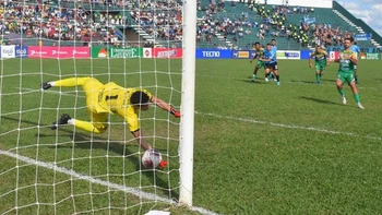 Blooming cayó (2-1) ante Libertad Gran Mamoré y quedó en la cola de la Liga Tigo<br />
Blooming cayó (2-1) ante Libertad Gran Mamoré y quedó en la cola de la Liga Tigo<br />