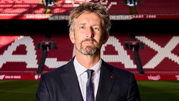 Van der Sar abandona la dirección del Ajax después de un "período difícil" Van der Sar abandona la dirección del Ajax después de un "período difícil"
