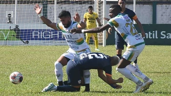 Gran Mamoré derrotó (2-1) a Royal Pari y dejó la cola del grupo A Gran Mamoré derrotó (2-1) a Royal Pari y dejó la cola del grupo A