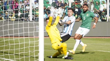 Una Bolivia sin argumentos fue presa fácil y perdió por goleada (0-3) ante Argentina Una Bolivia sin argumentos fue presa fácil y perdió por goleada (0-3) ante Argentina
