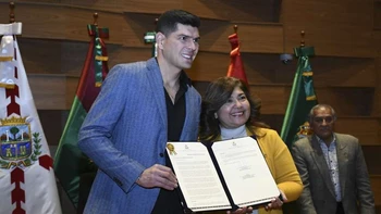 Carlos Lampe recibió un reconocimiento de la Cámara de Senadores Carlos Lampe recibió un reconocimiento de la Cámara de Senadores