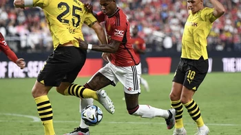 Dortmund derrota 3-2 a un distraído Manchester United en Las Vegas Dortmund derrota 3-2 a un distraído Manchester United en Las Vegas