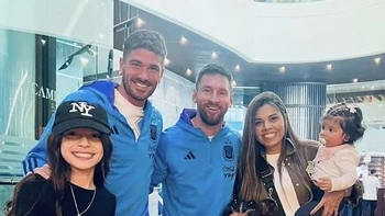 Messi y De Paul cumplieron el sueño de las hijas de Lampe Messi y De Paul cumplieron el sueño de las hijas de Lampe