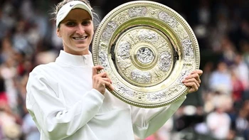 La checa Vondrousova se corona campeona de Wimbledon venciendo a Jabeur La checa Vondrousova se corona campeona de Wimbledon venciendo a Jabeur