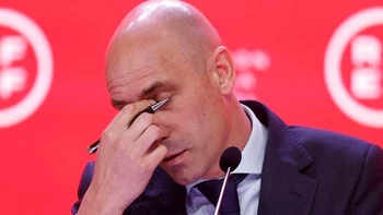 Fiscalía española presenta querella contra Rubiales por beso forzado a Jenni Hermoso Fiscalía española presenta querella contra Rubiales por beso forzado a Jenni Hermoso