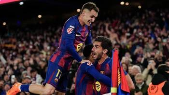 El Barcelona vence 3-1 al Atlético y se afianza en la cima El Barcelona vence 3-1 al Atlético y se afianza en la cima