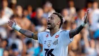 Neymar fue operado con éxito de la rodilla izquierda y apunta a volver en un mes Neymar fue operado con éxito de la rodilla izquierda y apunta a volver en un mes