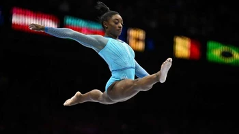 Biles impresiona en su entrada en liza en el Mundial de gimnasia Biles impresiona en su entrada en liza en el Mundial de gimnasia