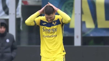 Jugador del Verona recibió amenazas de muerte tras fallar un penal Jugador del Verona recibió amenazas de muerte tras fallar un penal