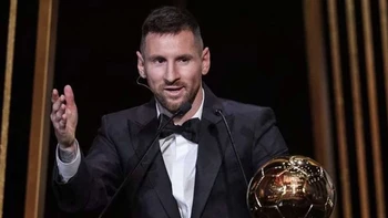 Lionel Messi: “Este es un Balón de Oro que quiero dedicar a mis compañeros de selección” Lionel Messi: “Este es un Balón de Oro que quiero dedicar a mis compañeros de selección”
