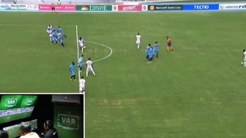 Gol en offside: tres árbitros suspendidos tras el escándalo entre Universitario y Blooming Gol en offside: tres árbitros suspendidos tras el escándalo entre Universitario y Blooming