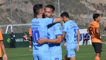 Bolívar goleó (4-0) a Royal Pari en el Domingo Celeste Bolívar goleó (4-0) a Royal Pari en el Domingo Celeste