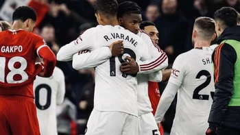 Liverpool se atasca ante Manchester United y cede el liderato al Arsenal Liverpool se atasca ante Manchester United y cede el liderato al Arsenal