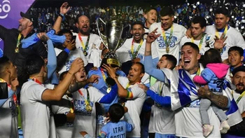 Bolívar se coronó campeón de la Copa Tigo en una final bochornosa Bolívar se coronó campeón de la Copa Tigo en una final bochornosa