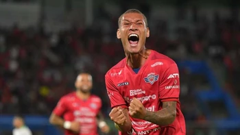 Wilstermann dio el primer golpe a Royal Pari en semifinales de la Copa Tigo Wilstermann dio el primer golpe a Royal Pari en semifinales de la Copa Tigo
